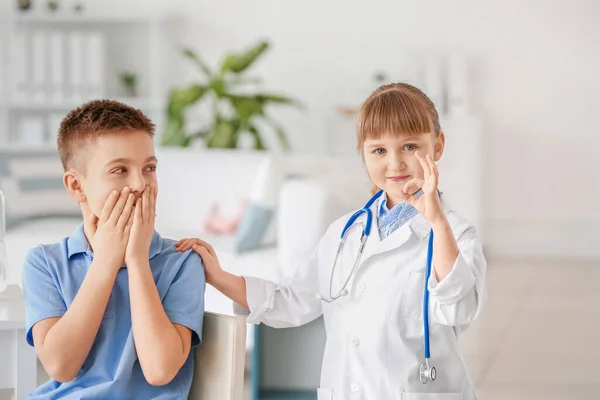 Netter Kleiner Arzt Arbeitet Mit Patient Klinik — Stockfoto