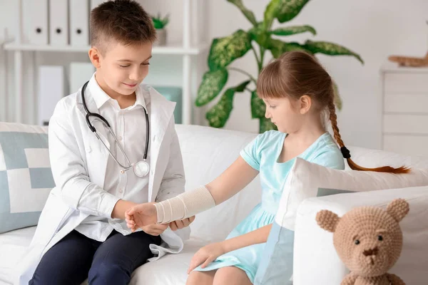 Carino Piccolo Medico Che Lavora Con Paziente Clinica — Foto Stock