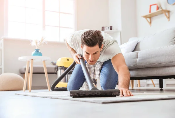 Jeune Homme Hoovering Étage Maison — Photo