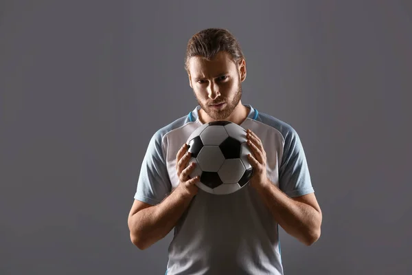 Silueta Jugador Fútbol Masculino Sobre Fondo Oscuro —  Fotos de Stock