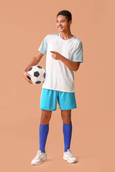Joven Jugador Fútbol Afroamericano Señalando Algo Fondo Color —  Fotos de Stock