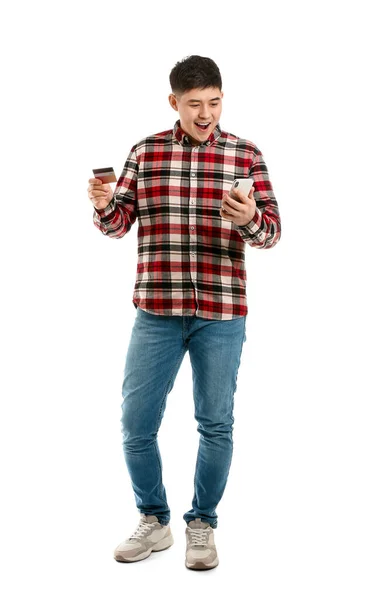 Homem Asiático Feliz Com Cartão Crédito Telefone Celular Fundo Branco — Fotografia de Stock