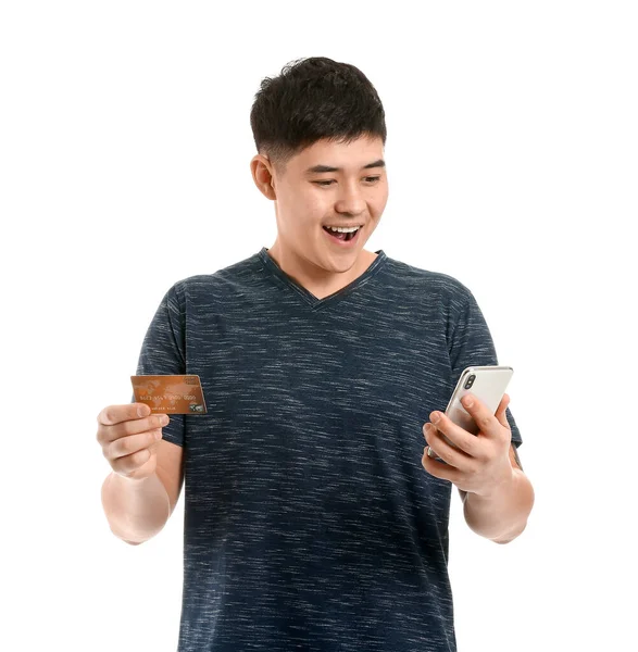 Hombre Asiático Feliz Con Tarjeta Crédito Teléfono Móvil Sobre Fondo — Foto de Stock