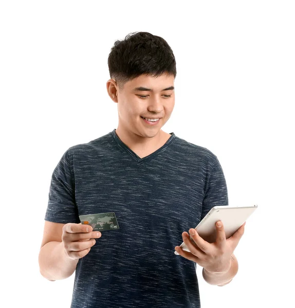 Homem Asiático Com Cartão Crédito Tablet Fundo Branco — Fotografia de Stock