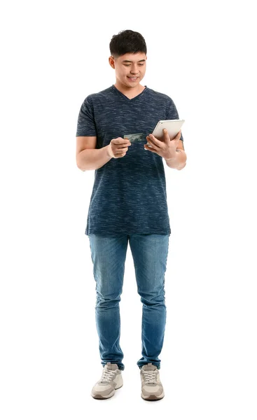 Азиатский Мужчина Кредитной Картой Планшетным Компьютером Белом Фоне — стоковое фото
