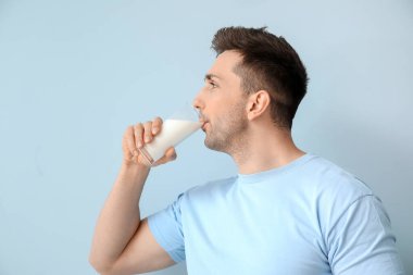 Arka planda sütü olan genç bir adam