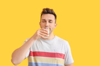 Arka planda sütü olan genç bir adam