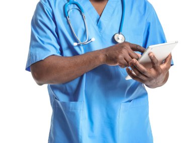 Beyaz arka planda tablet bilgisayarı olan Afro-Amerikalı bir doktor.