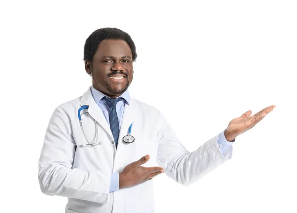 Homme Afro Américain Médecin Montrant Quelque Chose Sur Fond Blanc — Photo