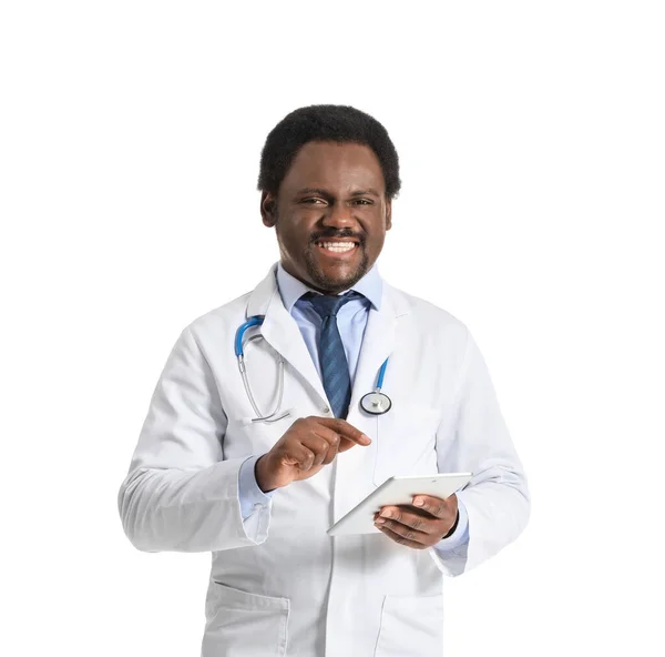 Médico Afroamericano Masculino Con Tableta Sobre Fondo Blanco — Foto de Stock