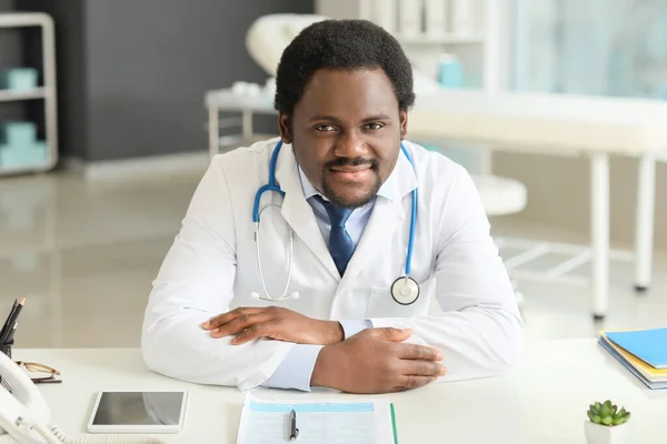 Man Afro Amerikaanse Arts Kliniek — Stockfoto