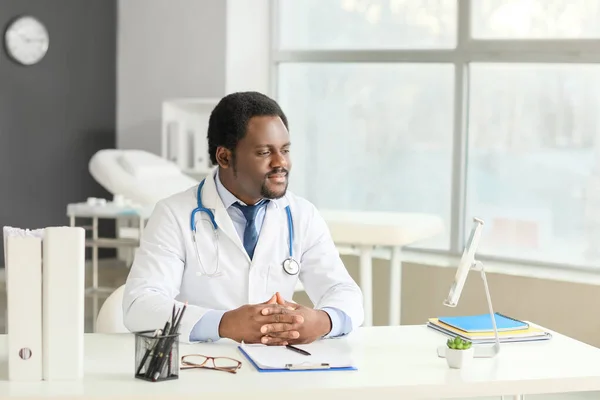 Man Afro Amerikaanse Arts Kliniek — Stockfoto