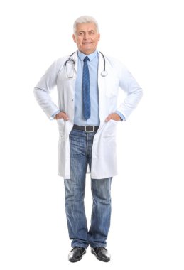 Beyaz arka planda erkek doktorun portresi