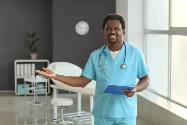 Man Afro Amerikaanse Arts Buurt Venster Kliniek — Stockfoto