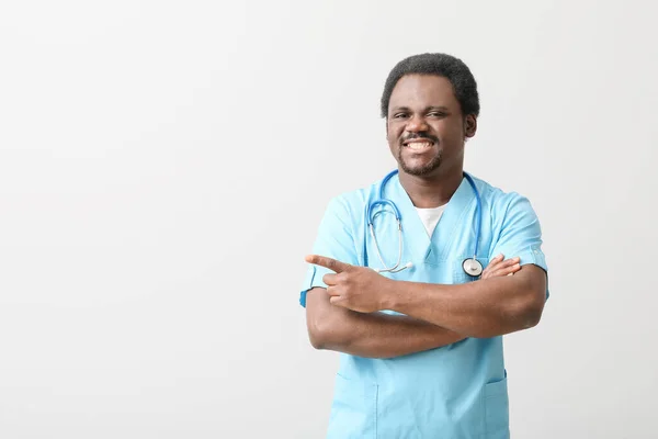 浅背景的非洲裔美国男性医生 — 图库照片