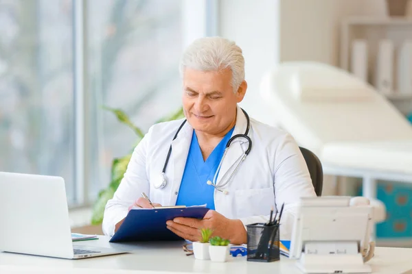 Médico Sentado Mesa Clínica — Fotografia de Stock