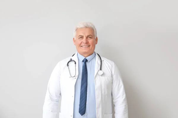 Retrato Médico Masculino Sobre Fundo Cinzento — Fotografia de Stock