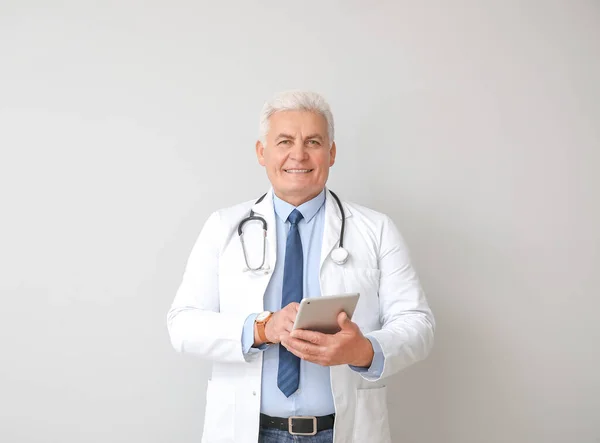 Portrait Male Doctor Tablet Computer Grey Background — Stock Photo, Image