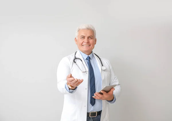 Portrait Male Doctor Tablet Computer Grey Background — Stock Photo, Image