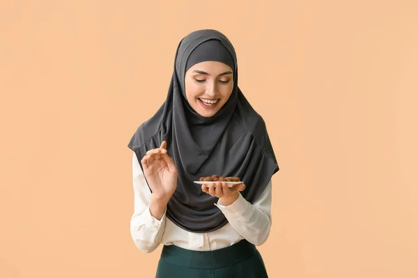 Hermosa Mujer Musulmana Comiendo Sabrosos Caramelos Chocolate Sobre Fondo Color —  Fotos de Stock