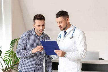 Hastanın kliniğinde çalışan erkek doktor.