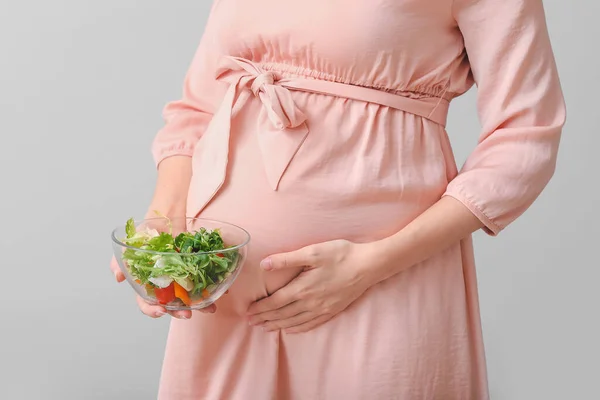 Mulher Grávida Bonita Com Salada Saudável Fundo Cinza — Fotografia de Stock