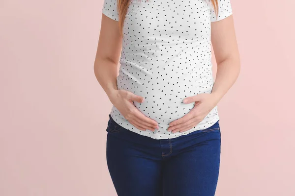 Mooie Zwangere Vrouw Kleur Achtergrond — Stockfoto