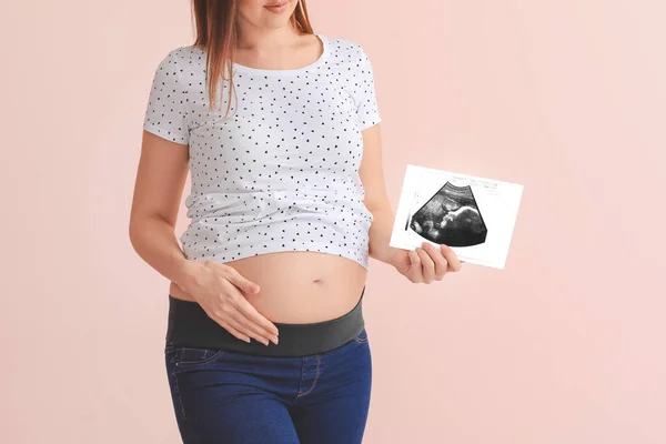 Renk Arkaplanında Sonogram Görüntüsü Olan Güzel Hamile Kadın — Stok fotoğraf