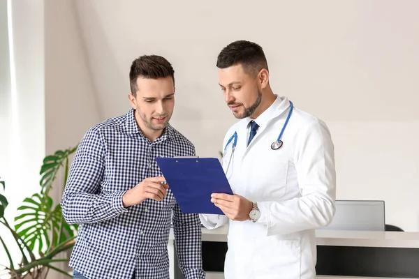 Médico Masculino Com Paciente Trabalhando Clínica — Fotografia de Stock