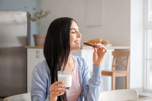 Hermosa Joven Con Galletas Leche Cocina — Foto de Stock