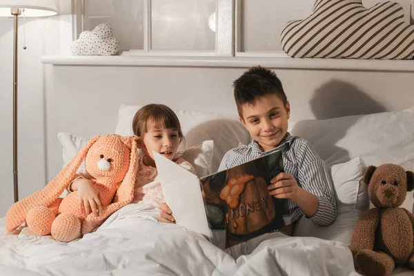 Kisgyerekek Esti Mesét Olvasnak Otthon — Stock Fotó