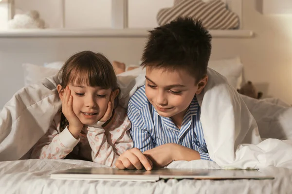 Little Children Reading Bedtime Story Home — Stock Photo, Image