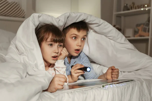 Scared Little Children Reading Bedtime Story Home — Stock Photo, Image
