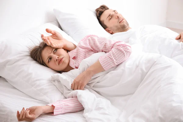 夫と寝ながら不快感を覚える若い女性 — ストック写真