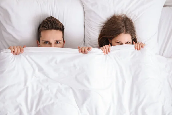 Pagi Pasangan Muda Yang Bahagia Tempat Tidur — Stok Foto