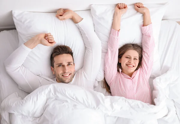 ベッドの中で幸せな若いカップルの朝 — ストック写真