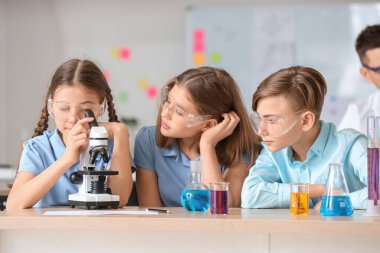 Sınıfta kimya dersinde öğrenciler.