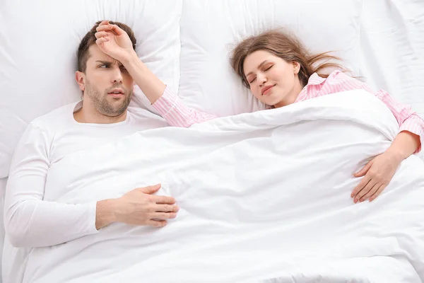 Jovem Casal Dormindo Cama — Fotografia de Stock