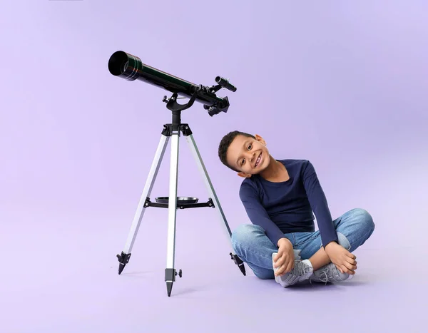 Kis Afro Amerikai Fiú Teleszkóppal Színes Háttér — Stock Fotó