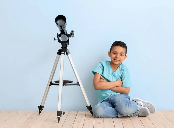 Petit Garçon Afro Américain Avec Télescope Près Mur Couleur — Photo