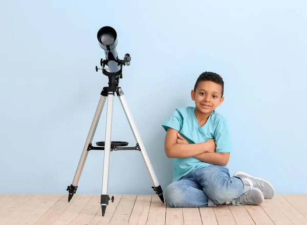 Pequeño Niño Afroamericano Con Telescopio Cerca Pared Color — Foto de Stock