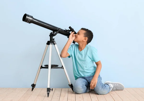 Pequeño Niño Afroamericano Con Telescopio Cerca Pared Color — Foto de Stock