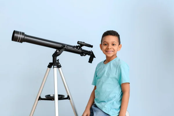 Niño Afroamericano Con Telescopio Sobre Fondo Color — Foto de Stock