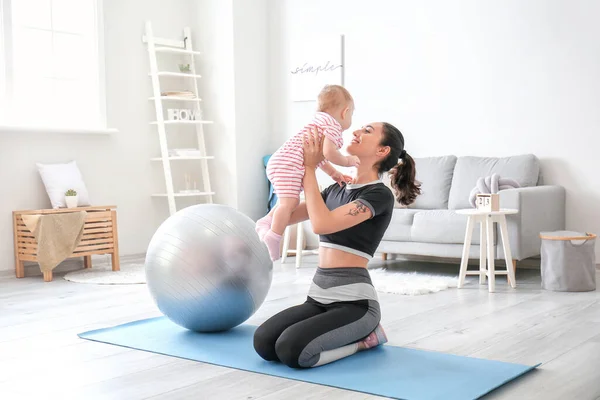 Jovem Mãe Esportiva Seu Bebê Fazendo Exercícios Com Fitball Casa — Fotografia de Stock