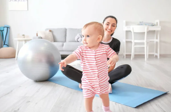 Jovem Mãe Esportiva Com Seu Bebê Casa — Fotografia de Stock