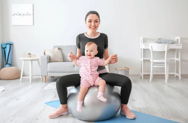 Jovem Mãe Esportiva Seu Bebê Fazendo Exercícios Com Fitball Casa — Fotografia de Stock