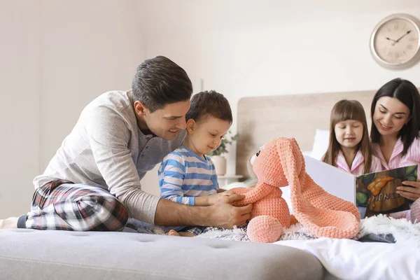 Gelukkig Gezin Slaapkamer Thuis — Stockfoto