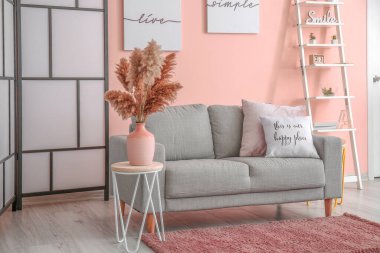 Modern konforlu oturma odasının içi