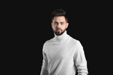 Sağlıklı saçlı, esmer, yakışıklı bir adam.