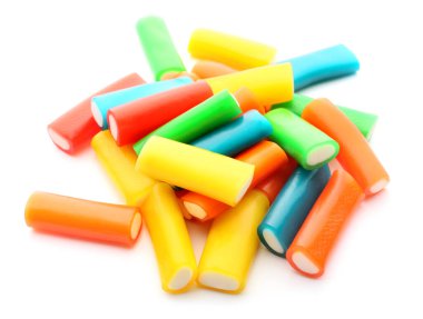 Beyaz arka planda tatlı çiğneme şekeri